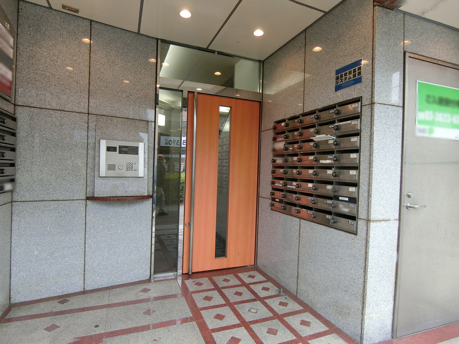 オフィスビル出入り口