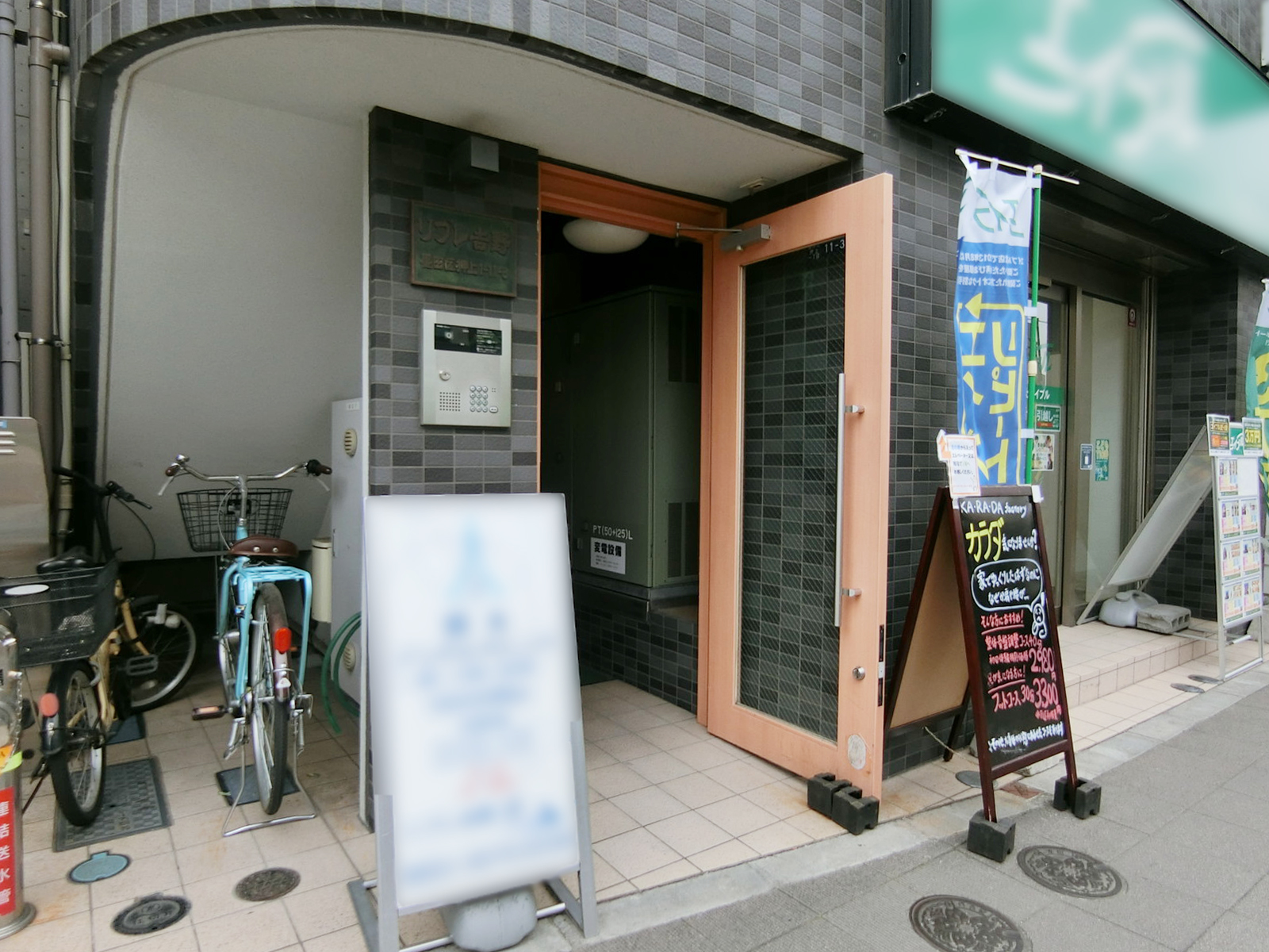 オフィスビル出入り口