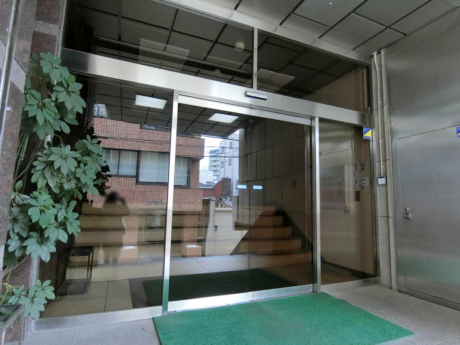 オフィスビル出入口