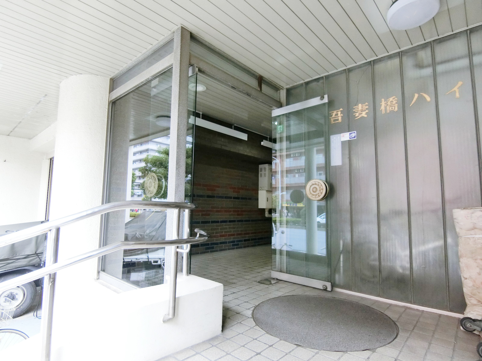 オフィスビル出入り口