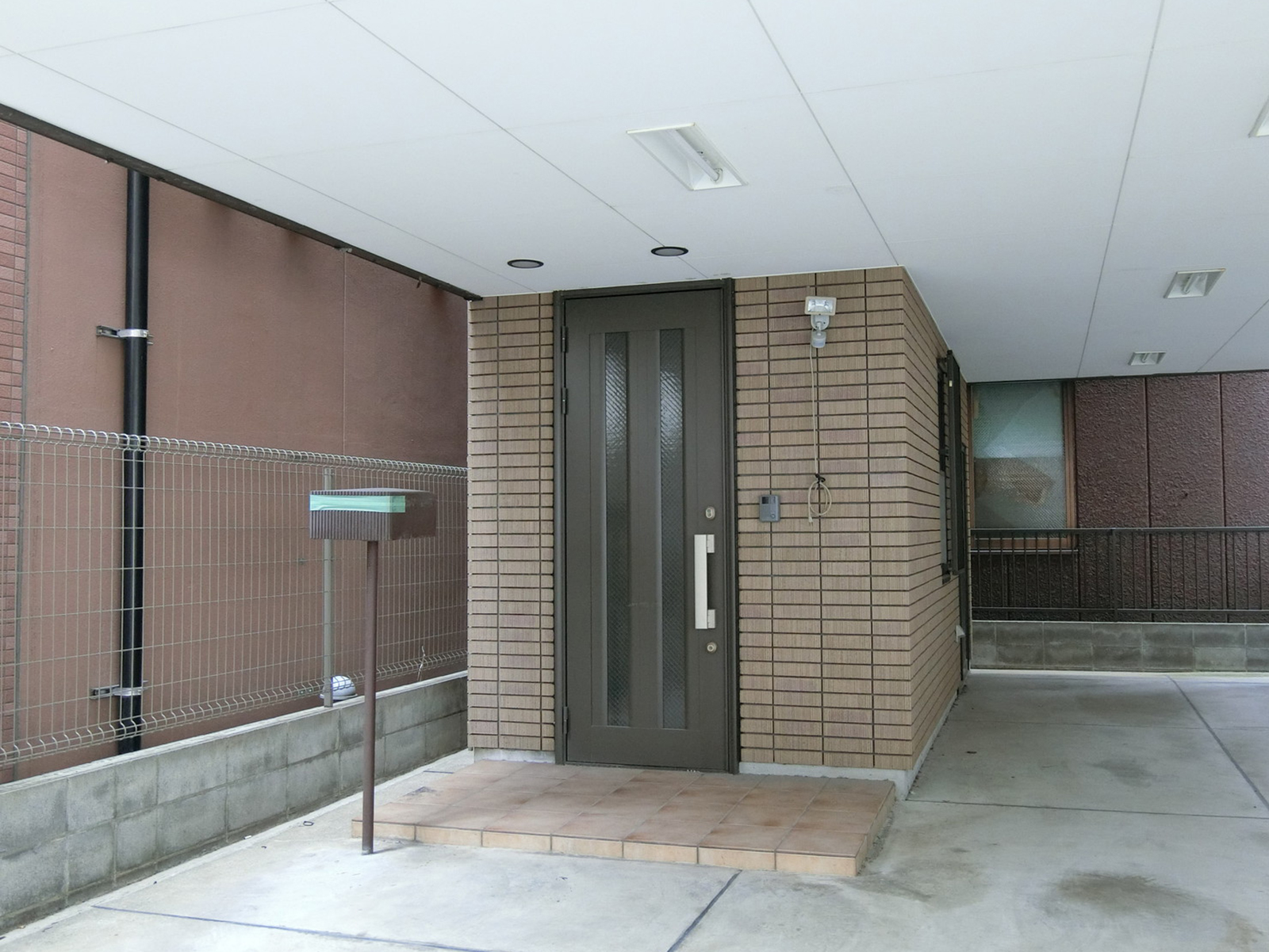 オフィスビル出入り口