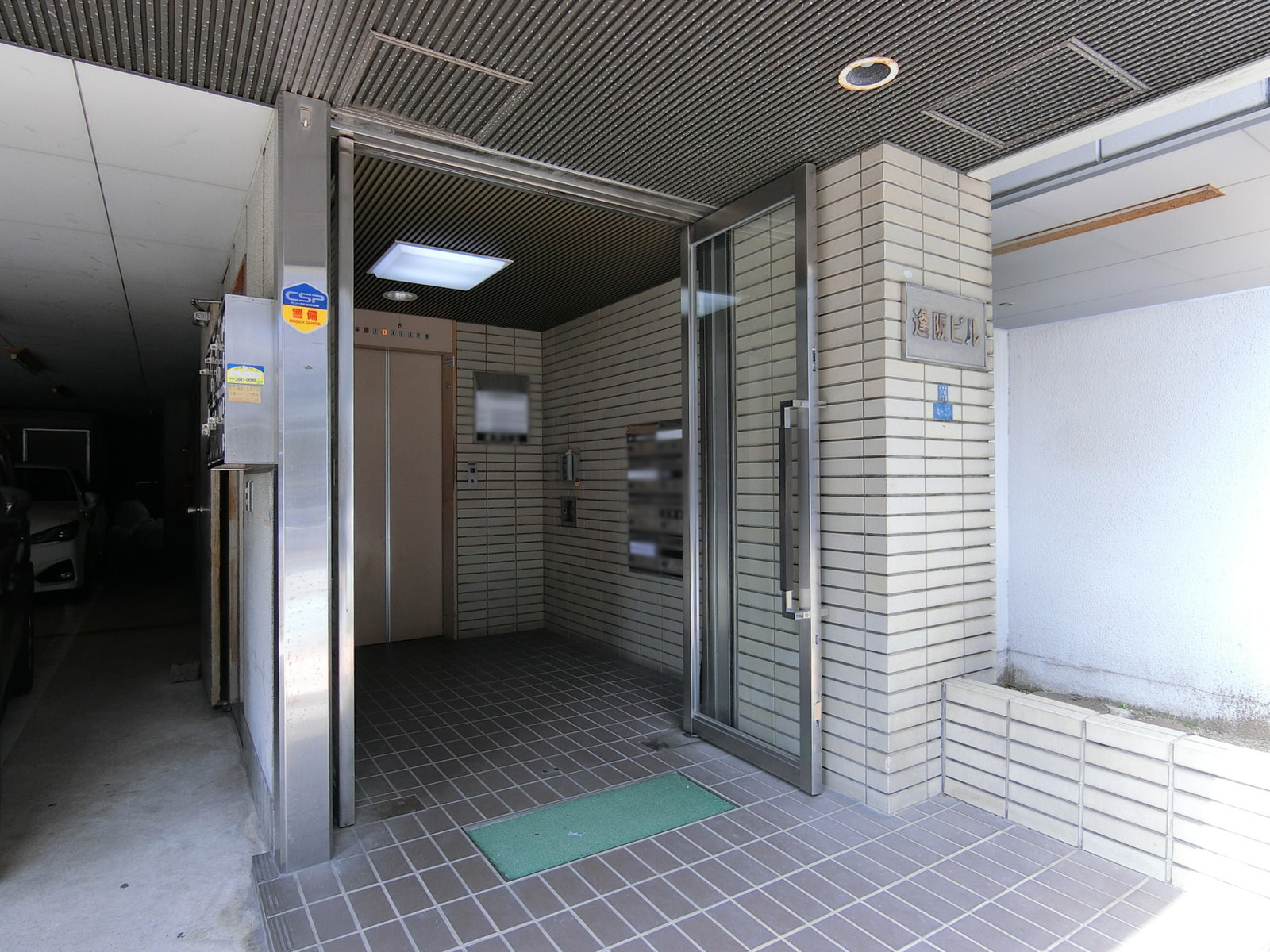 オフィスビル出入口