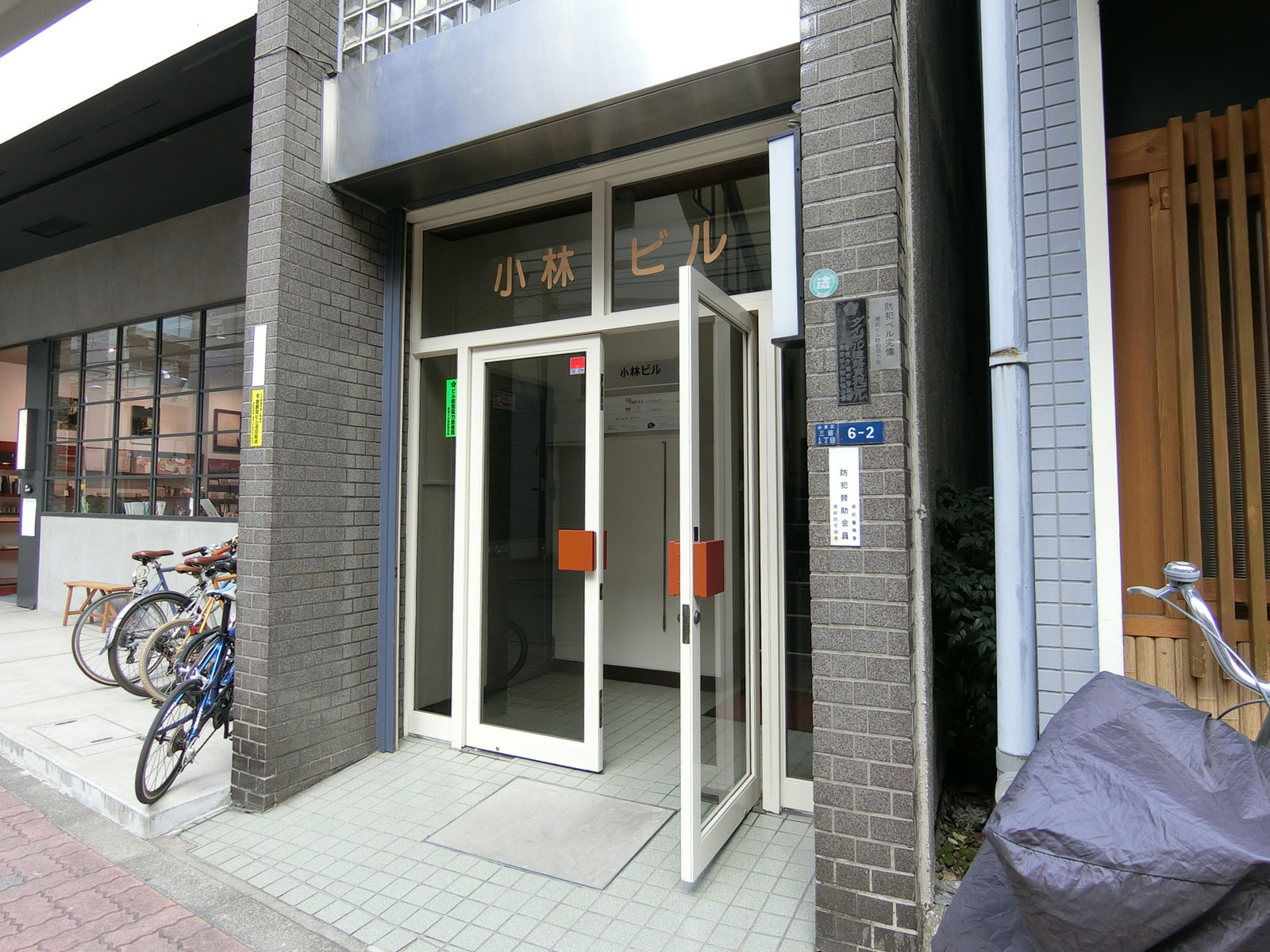 オフィスビル出入口
