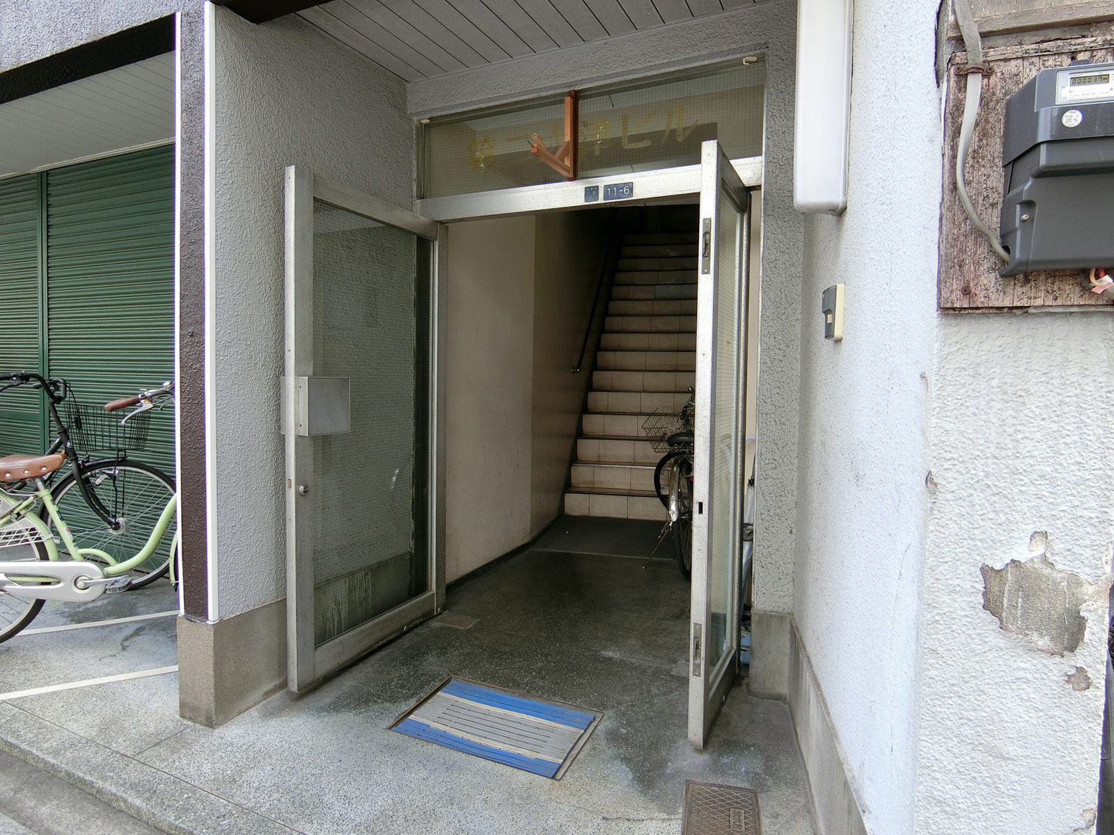 オフィスビル出入口
