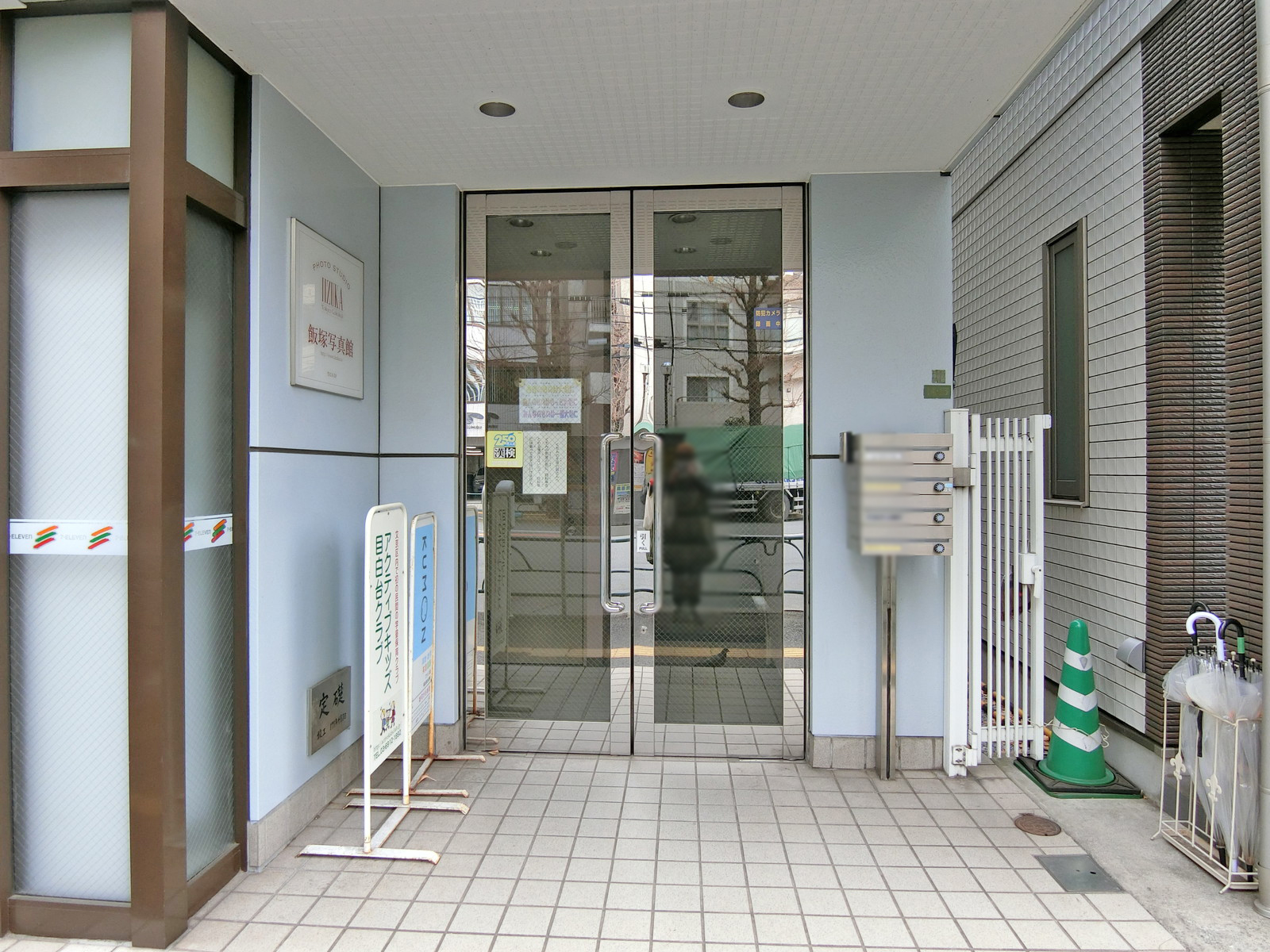 オフィス出入口