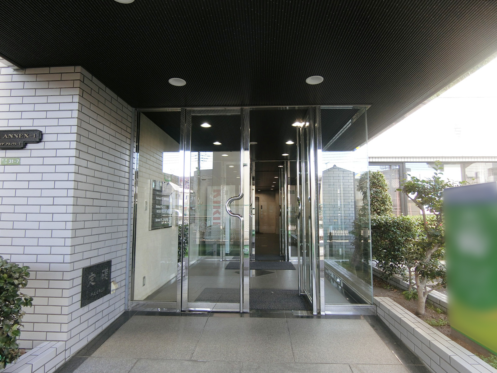 オフィスビル出入り口