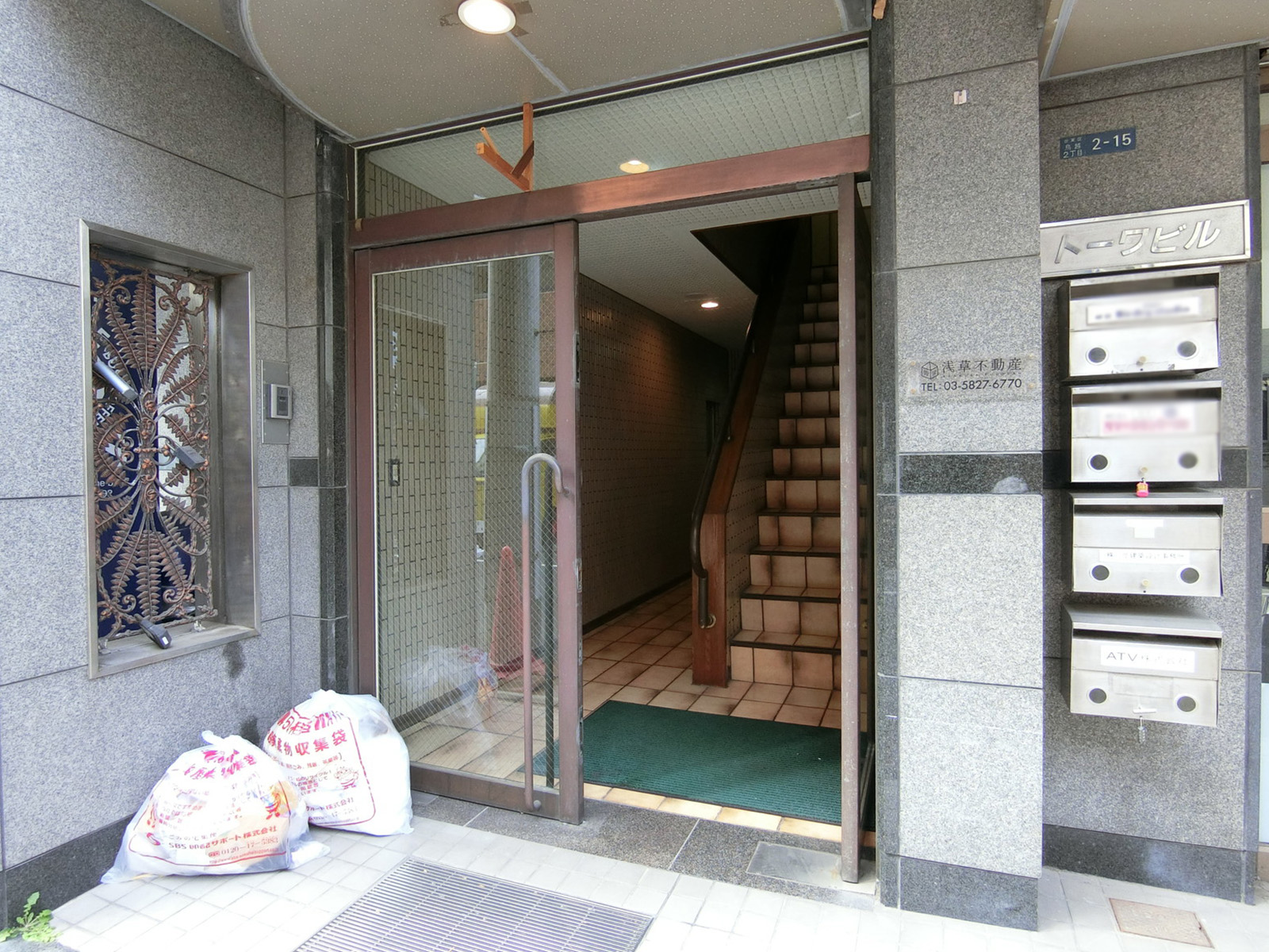 オフィスビル出入口