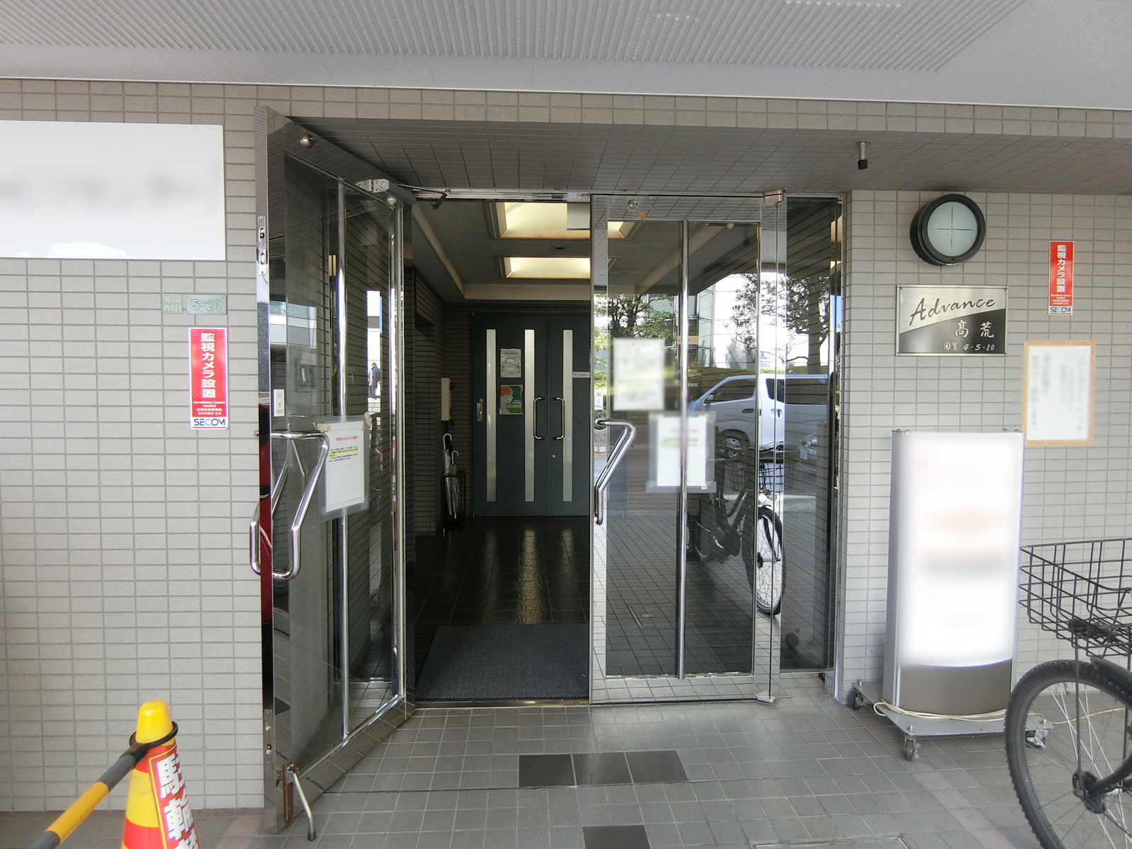 オフィスビル出入り口