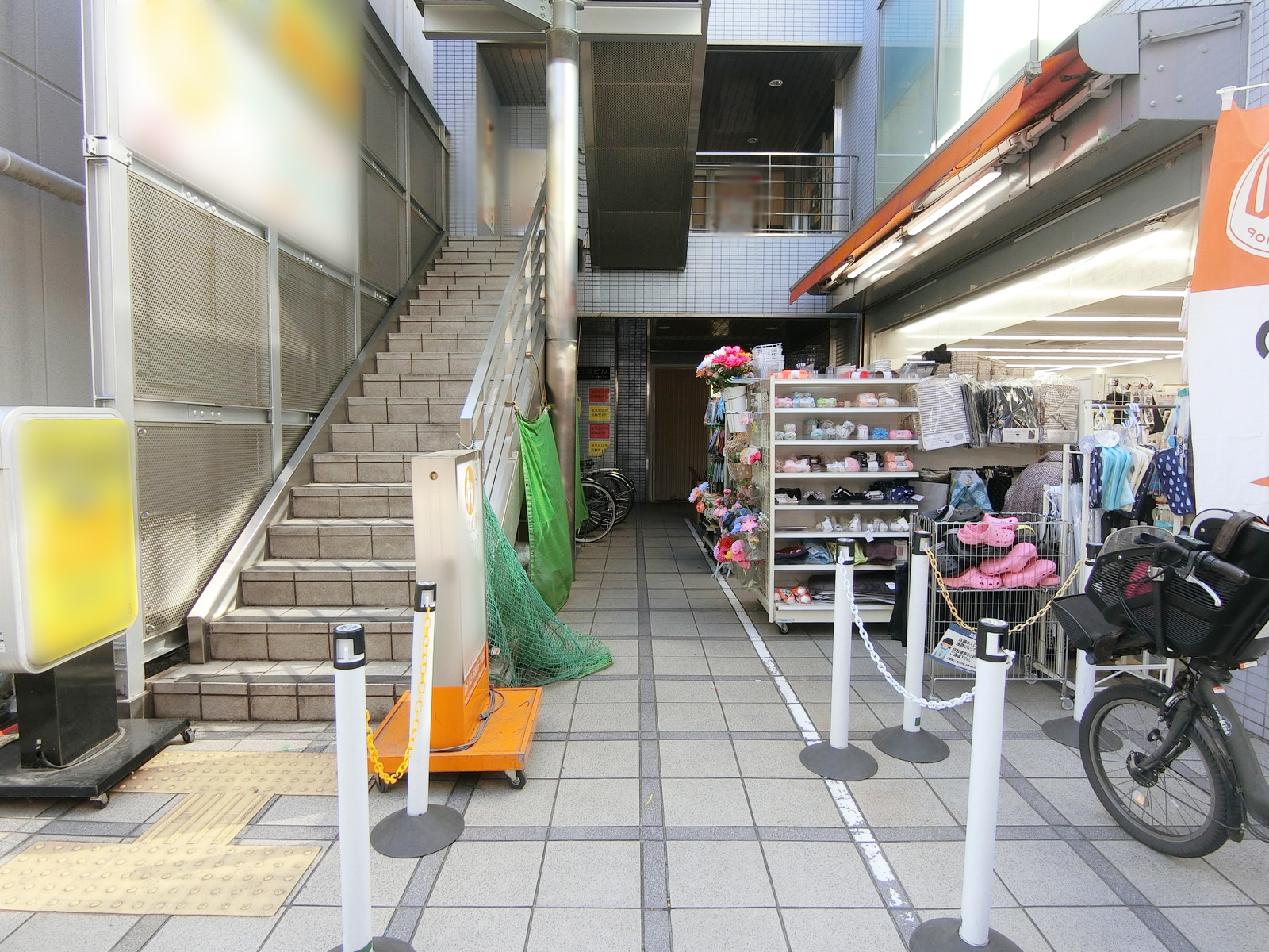 オフィスビル出入り口