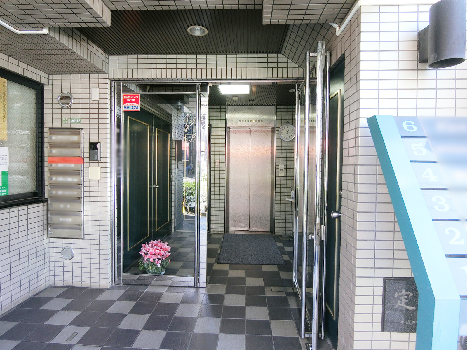 オフィスビル出入り口