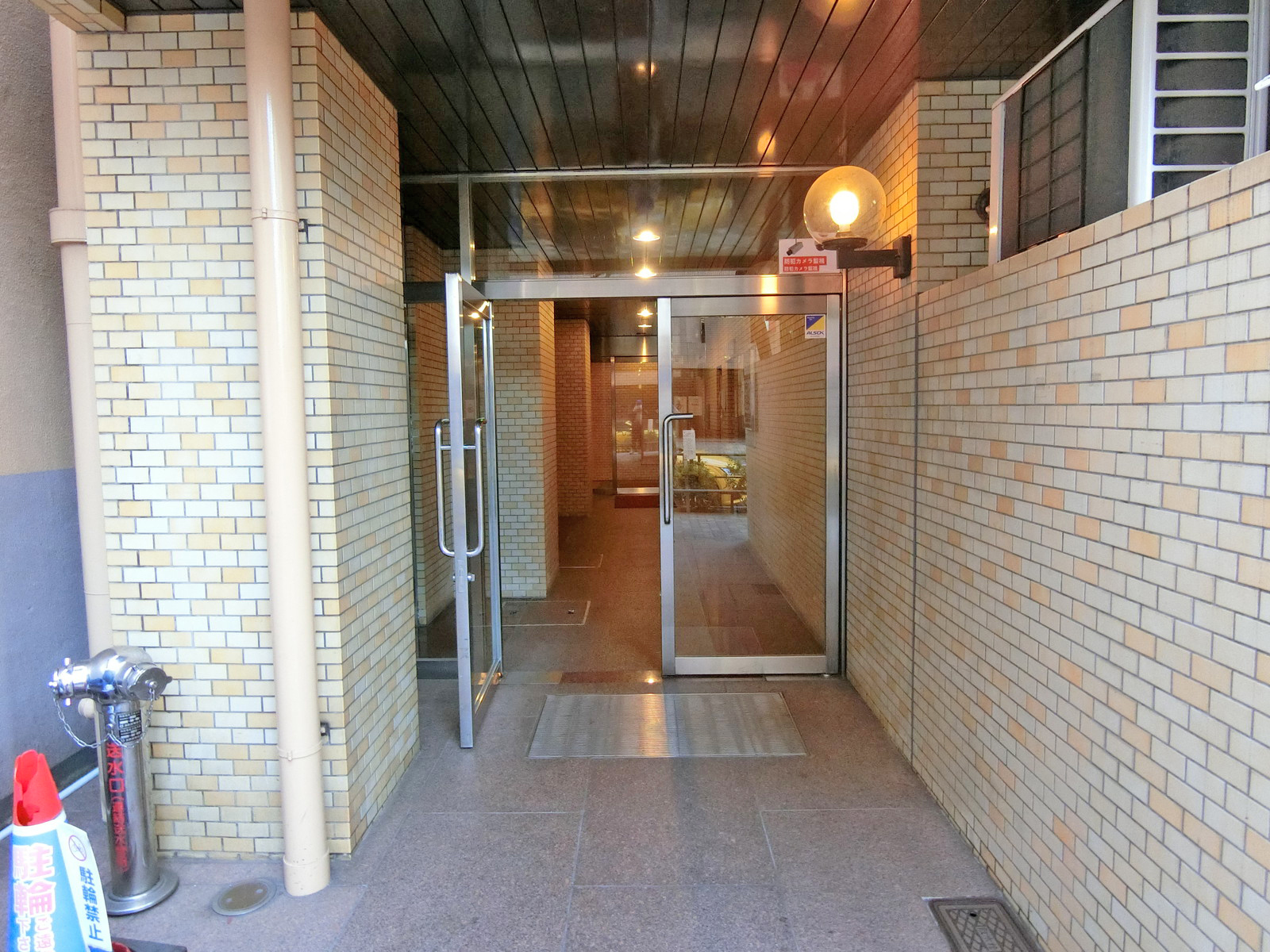 オフィスビル出入り口