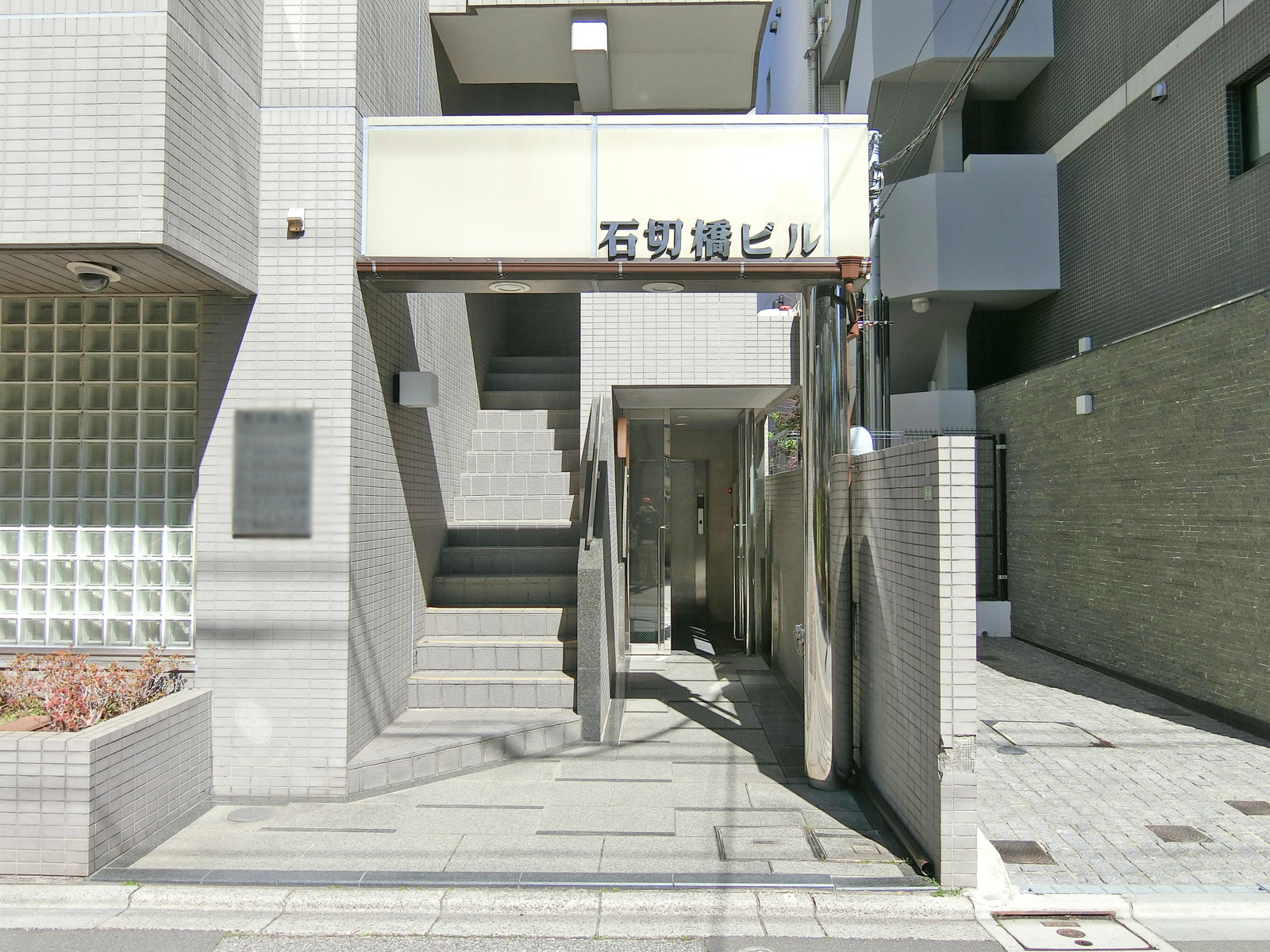 オフィス出入口