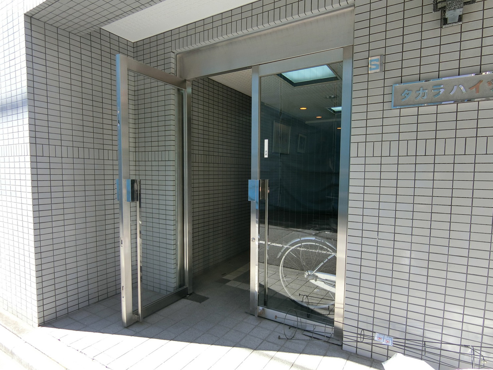 オフィスビル出入口