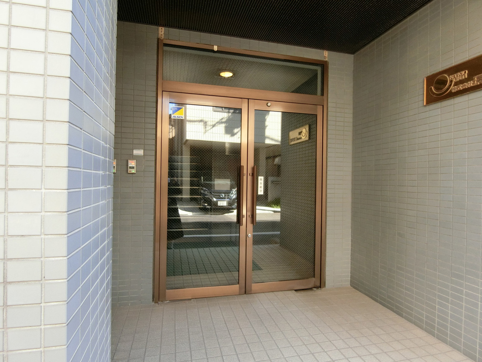 オフィスビル出入口