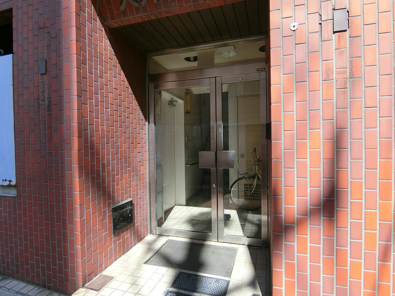 オフィスビル出入口