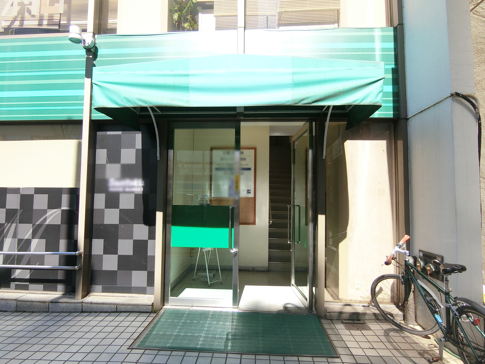 オフィスビル出入り口