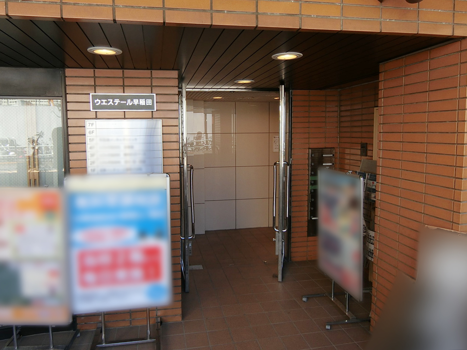 オフィスビル出入り口