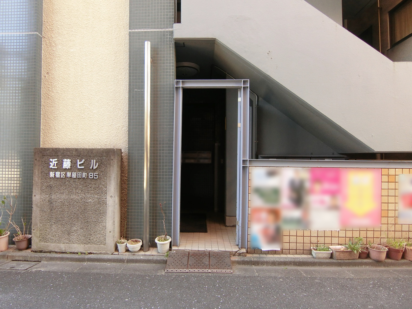 オフィスビル出入り口