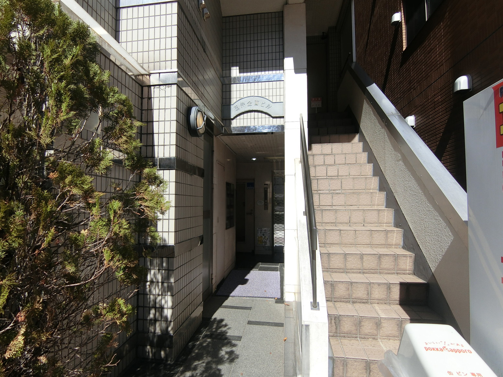 オフィスビル出入り口