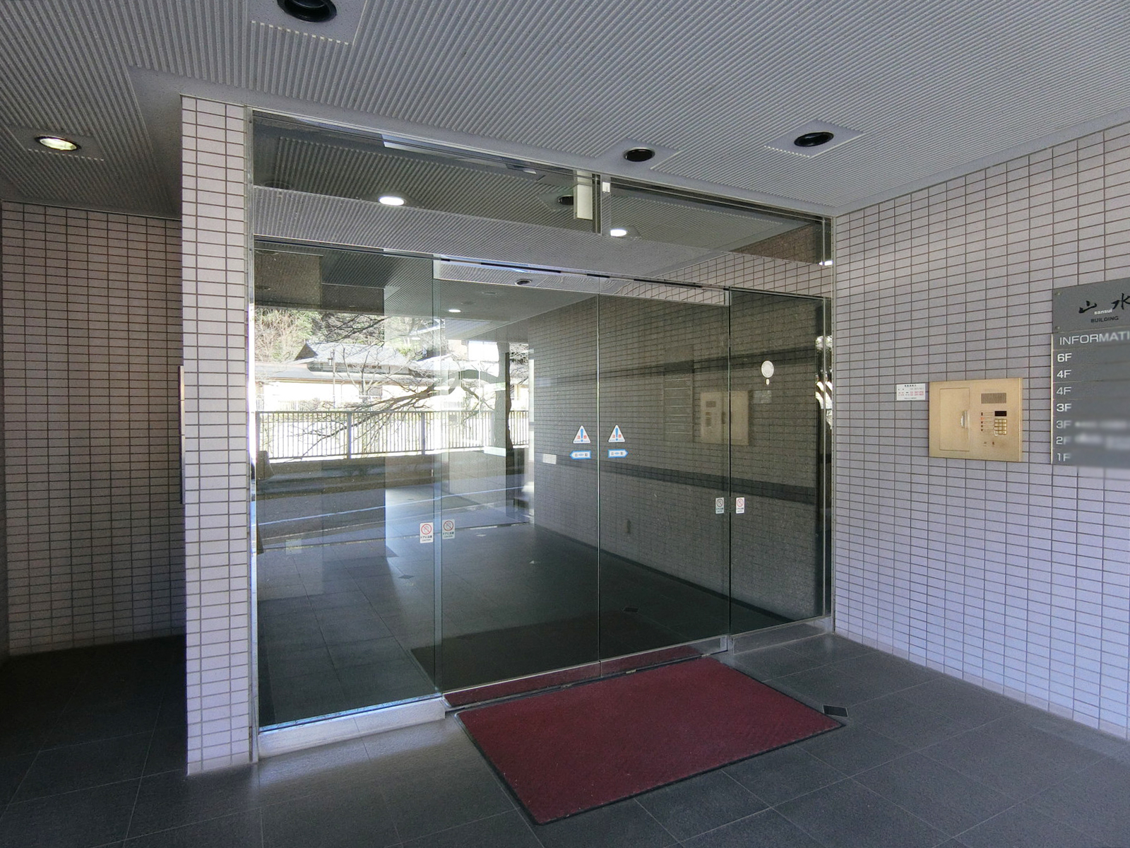オフィスビル出入口