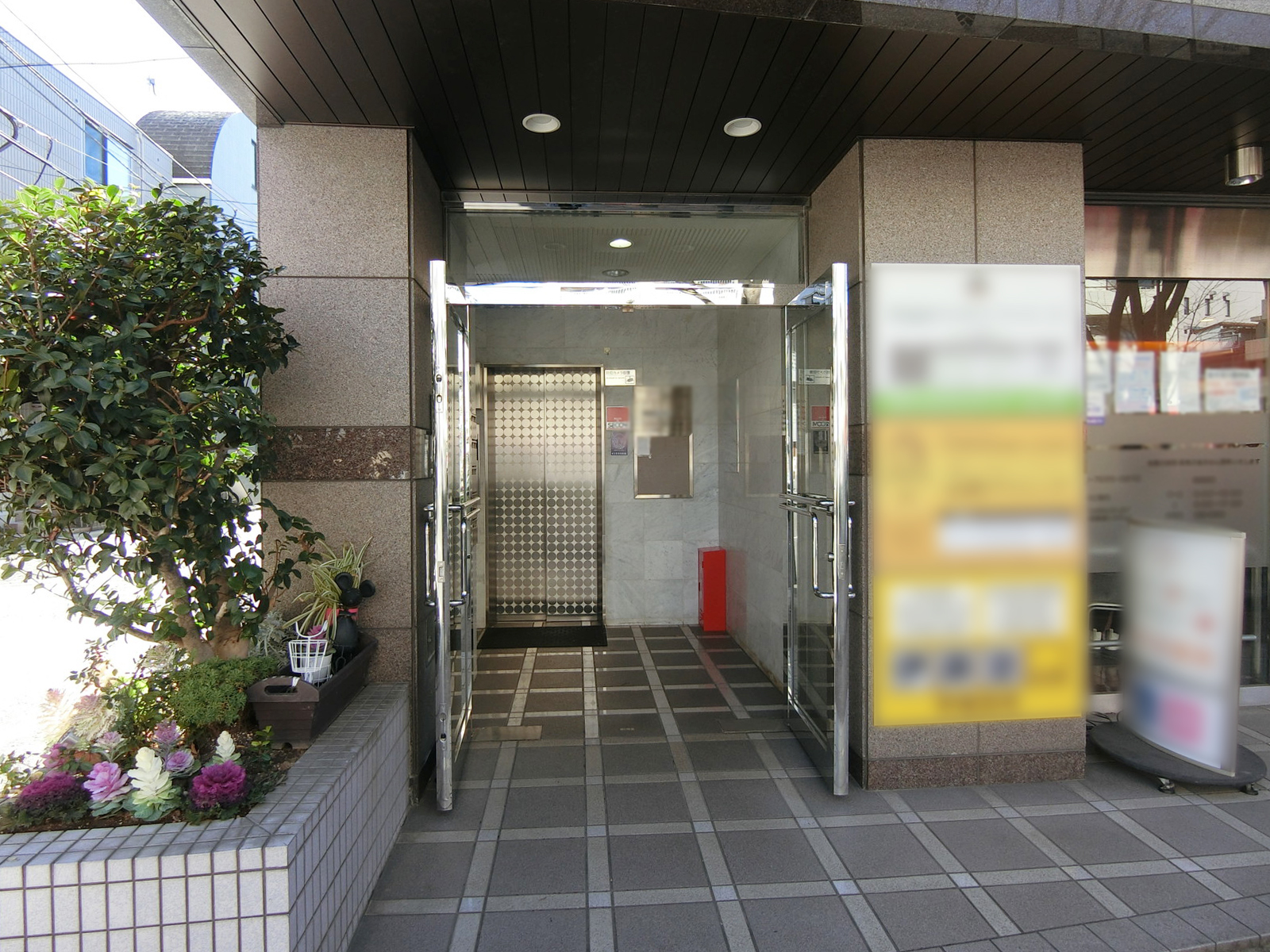 オフィスビル出入り口