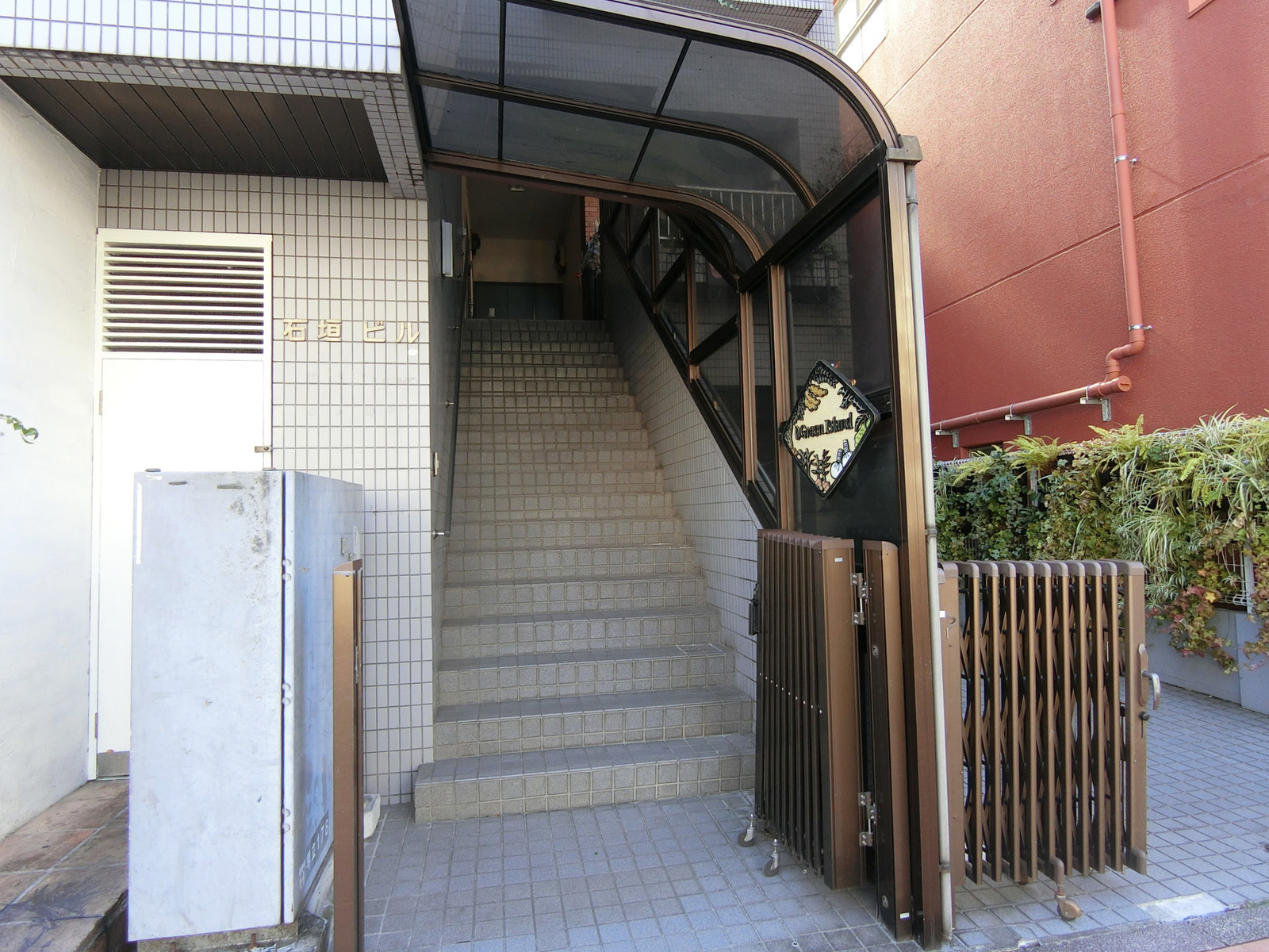 オフィスビル出入り口
