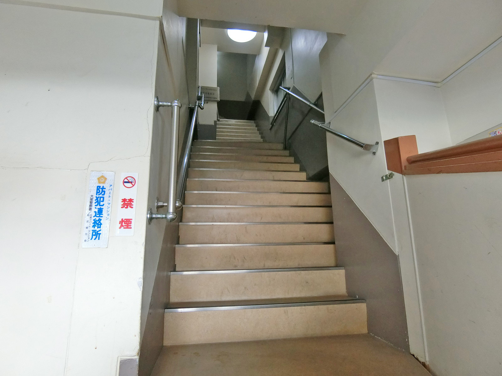 オフィス出入口
