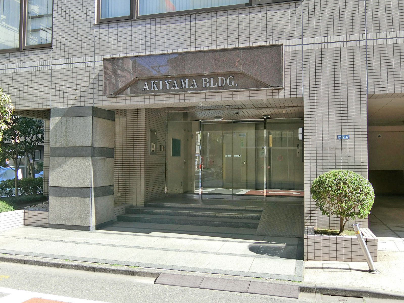 オフィスビル出入口