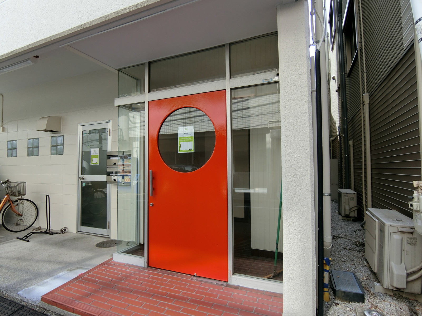 オフィスビル出入り口