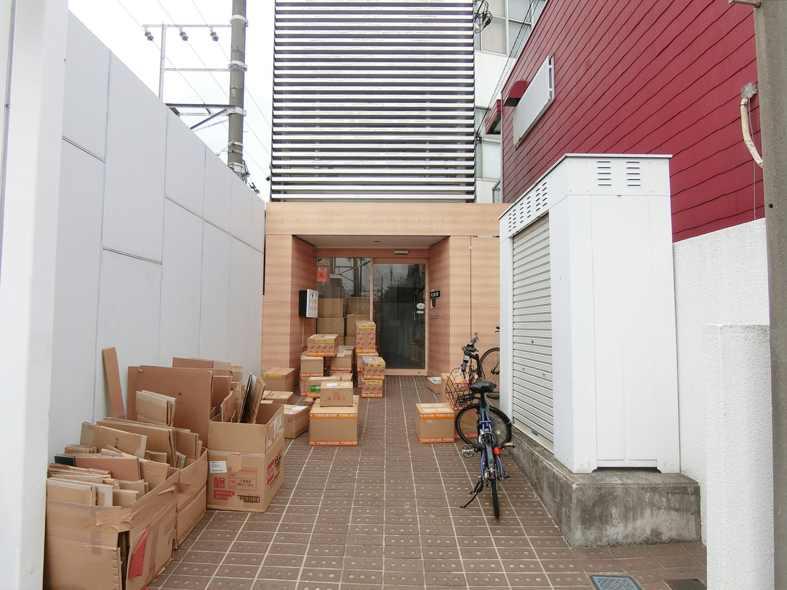 オフィスビル出入り口