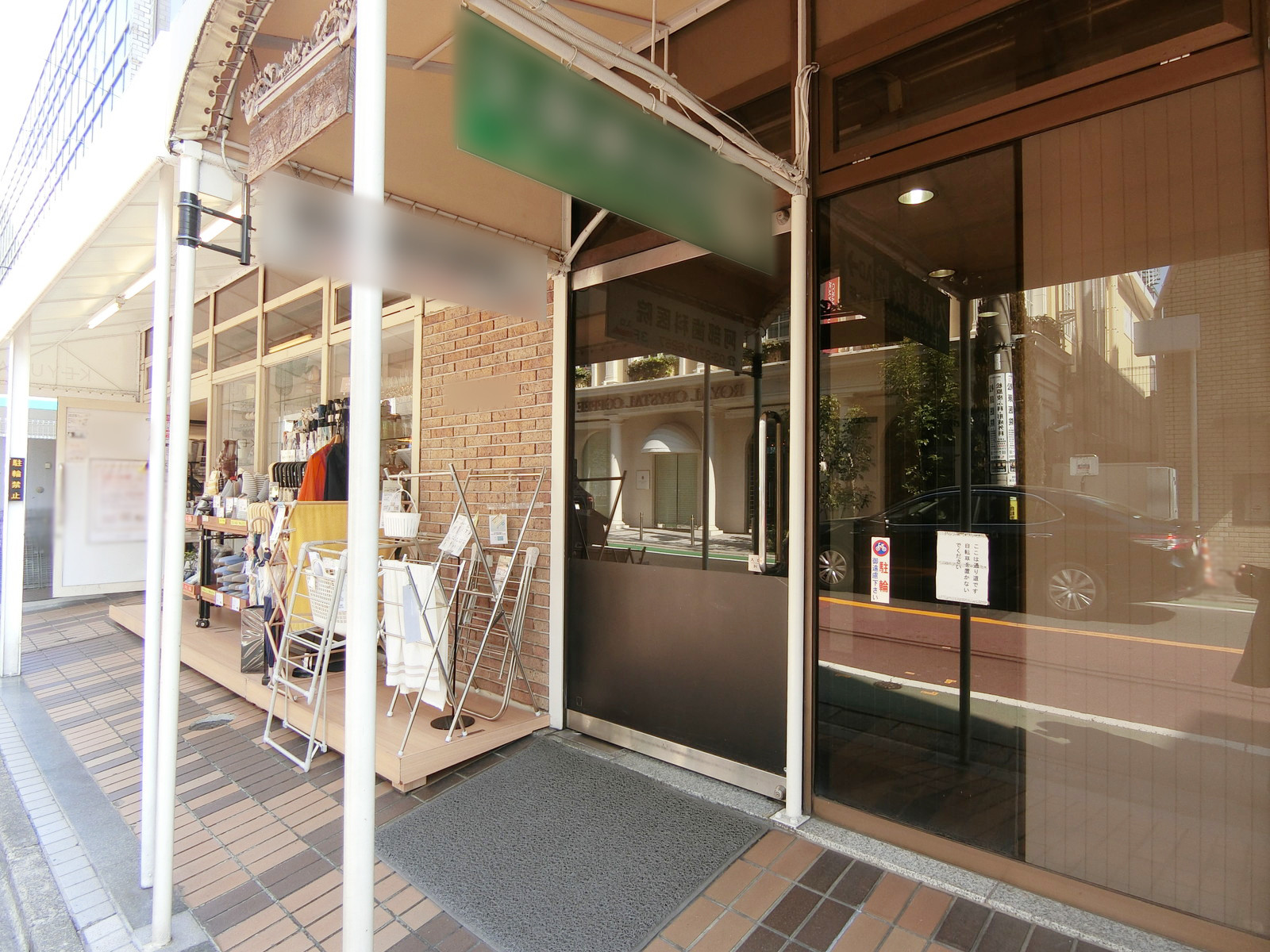 オフィスビル出入り口