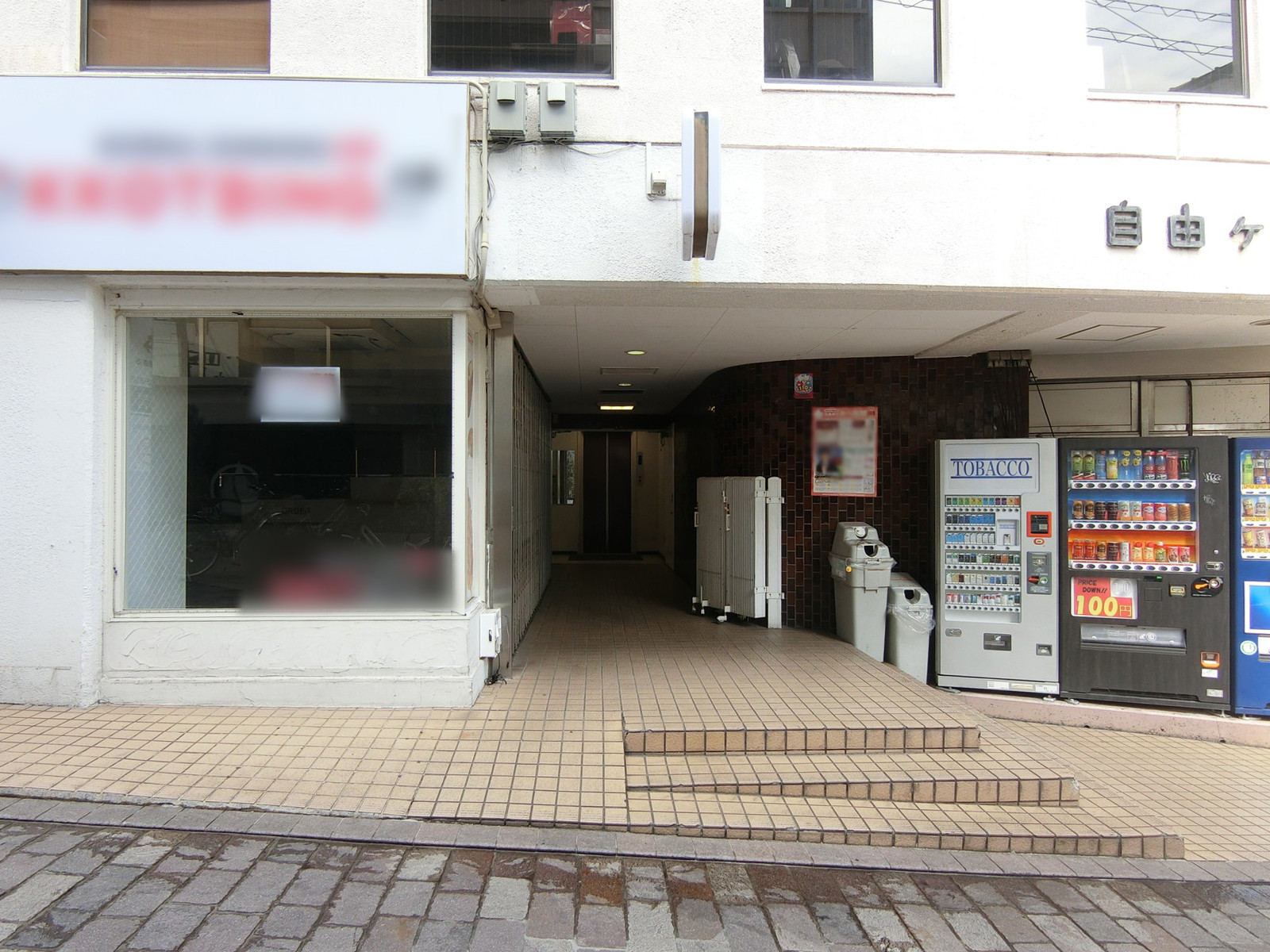 オフィスビル出入り口