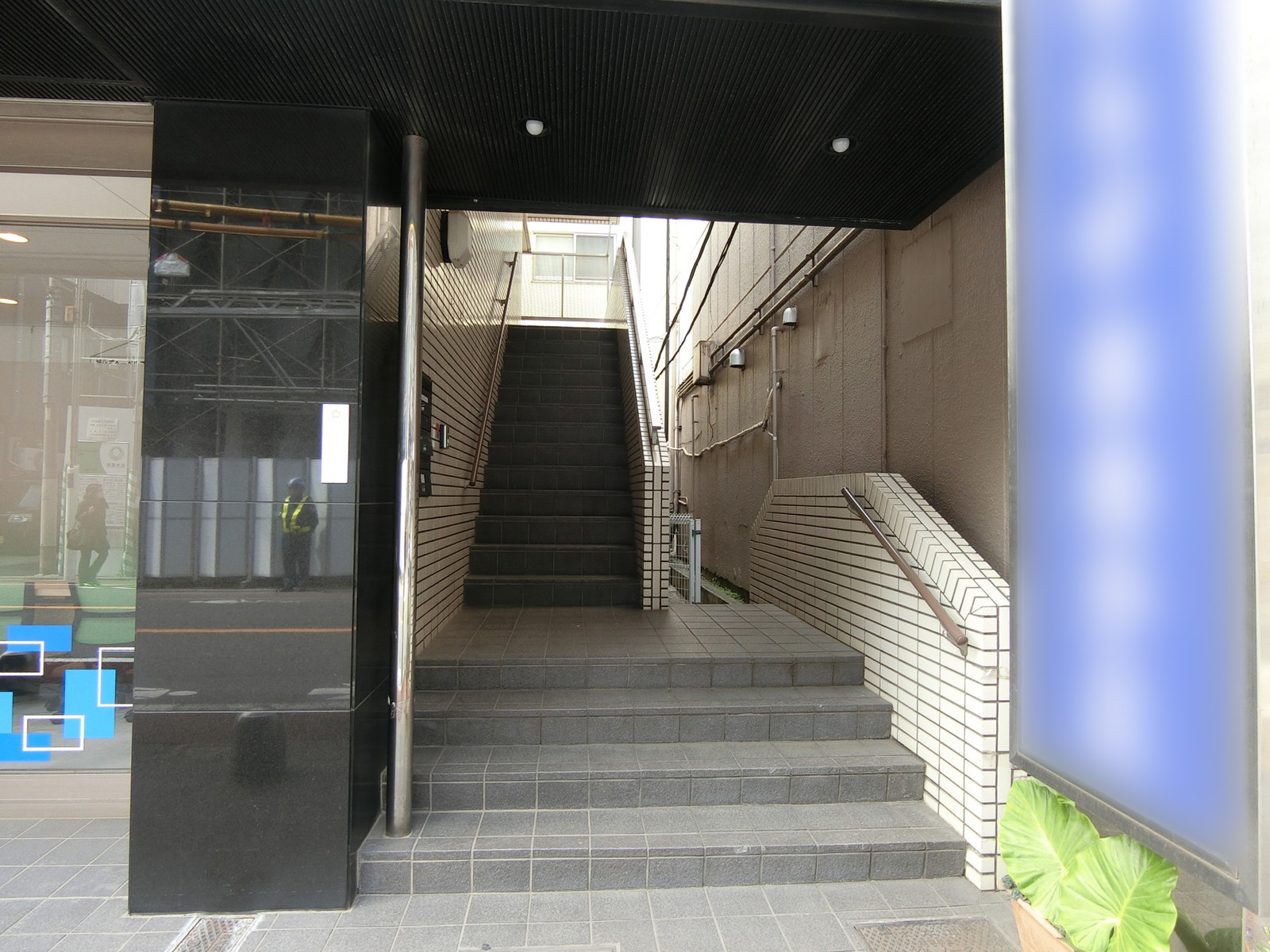 オフィスビル出入り口