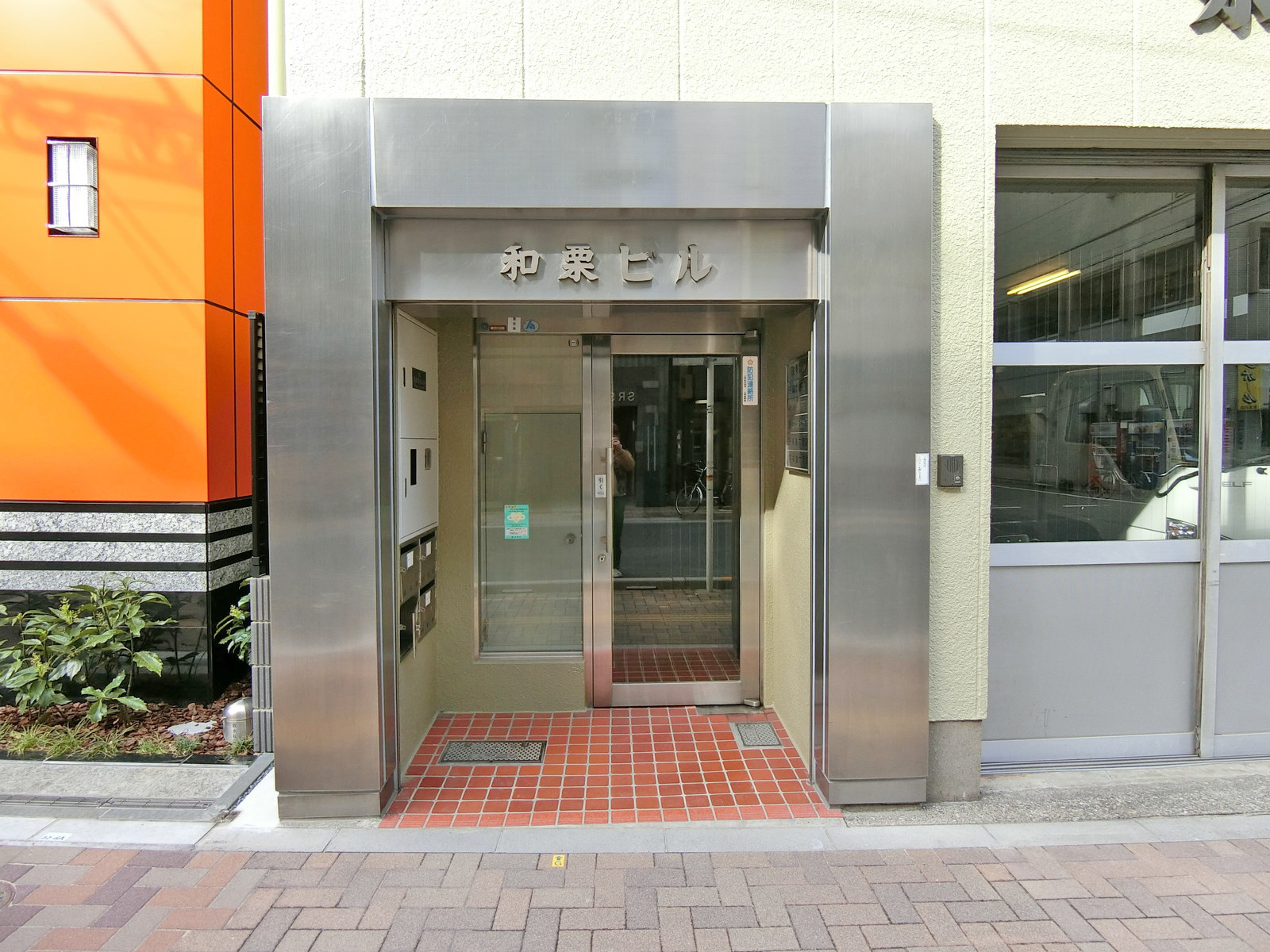 オフィス出入口