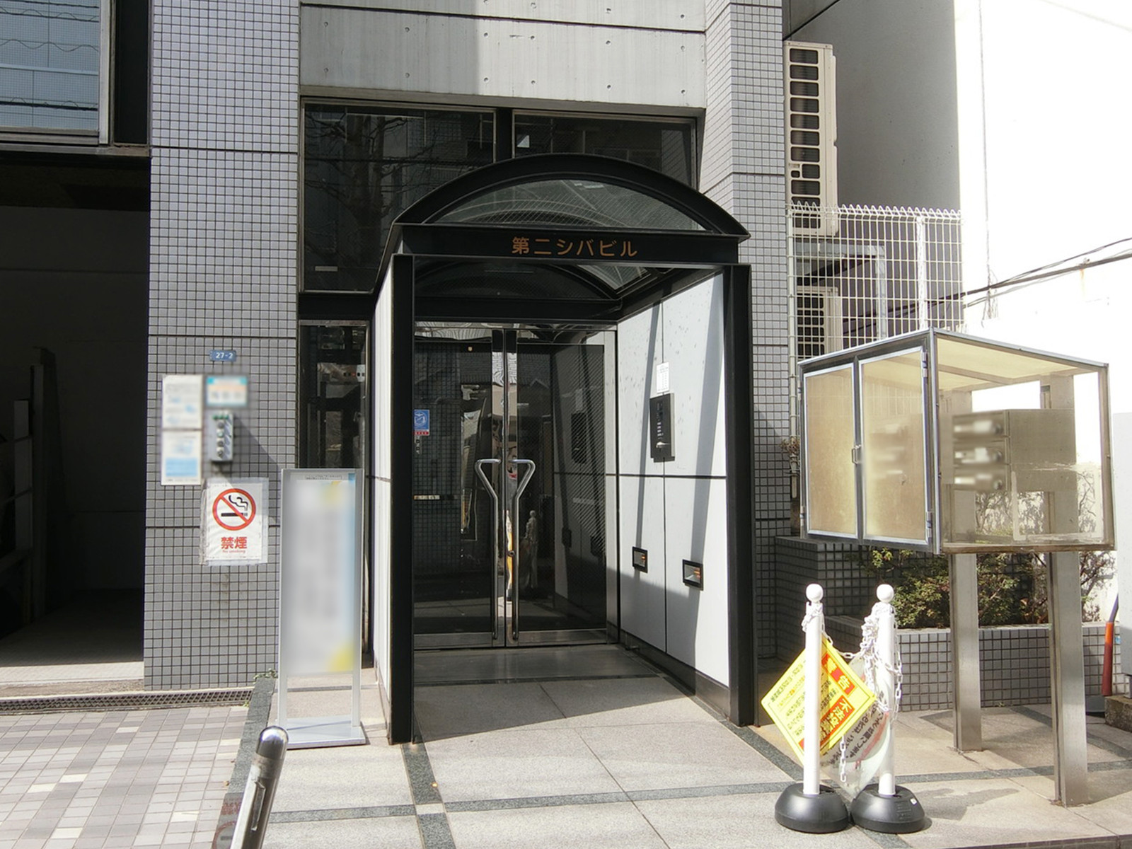 オフィスビル出入り口