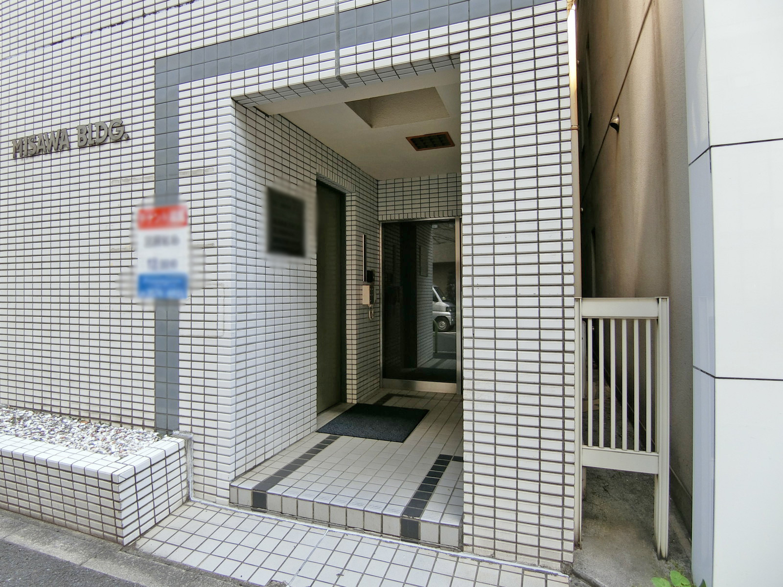 オフィスビル出入り口