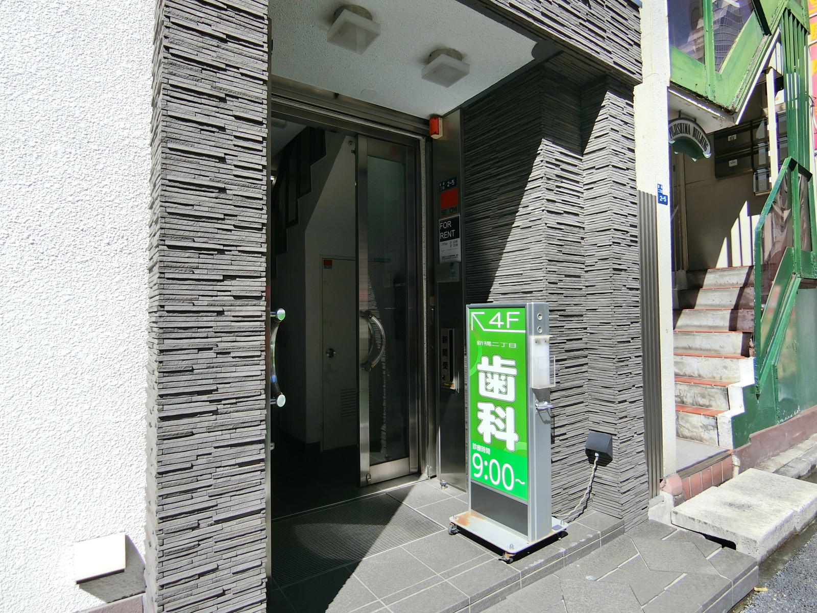 オフィスビル出入口
