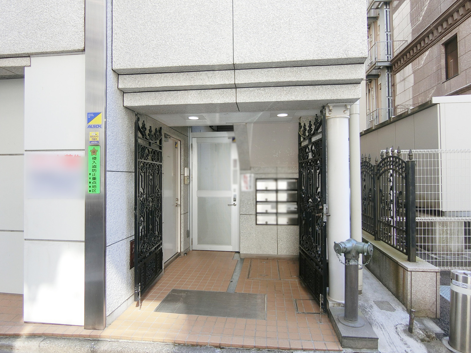 オフィスビル出入り口