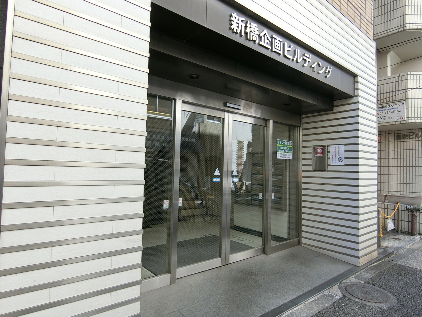 オフィスビル出入口