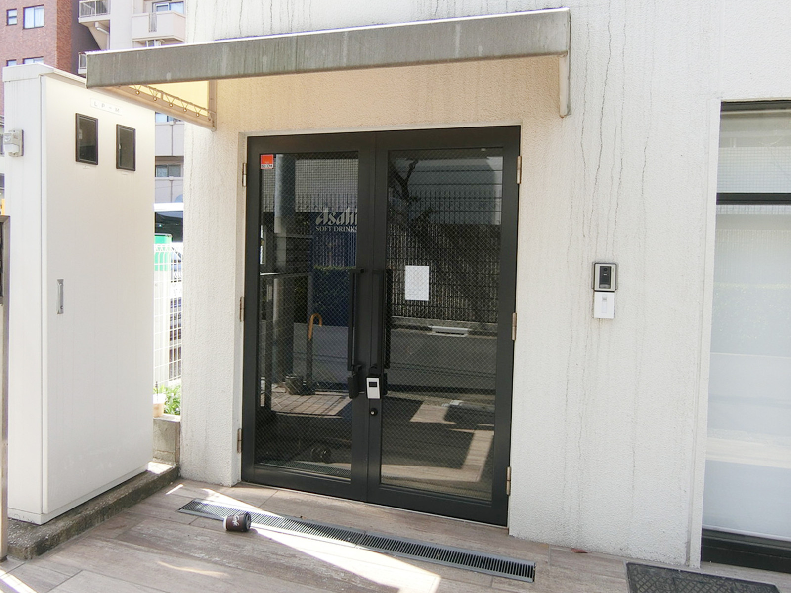 オフィスビル出入口