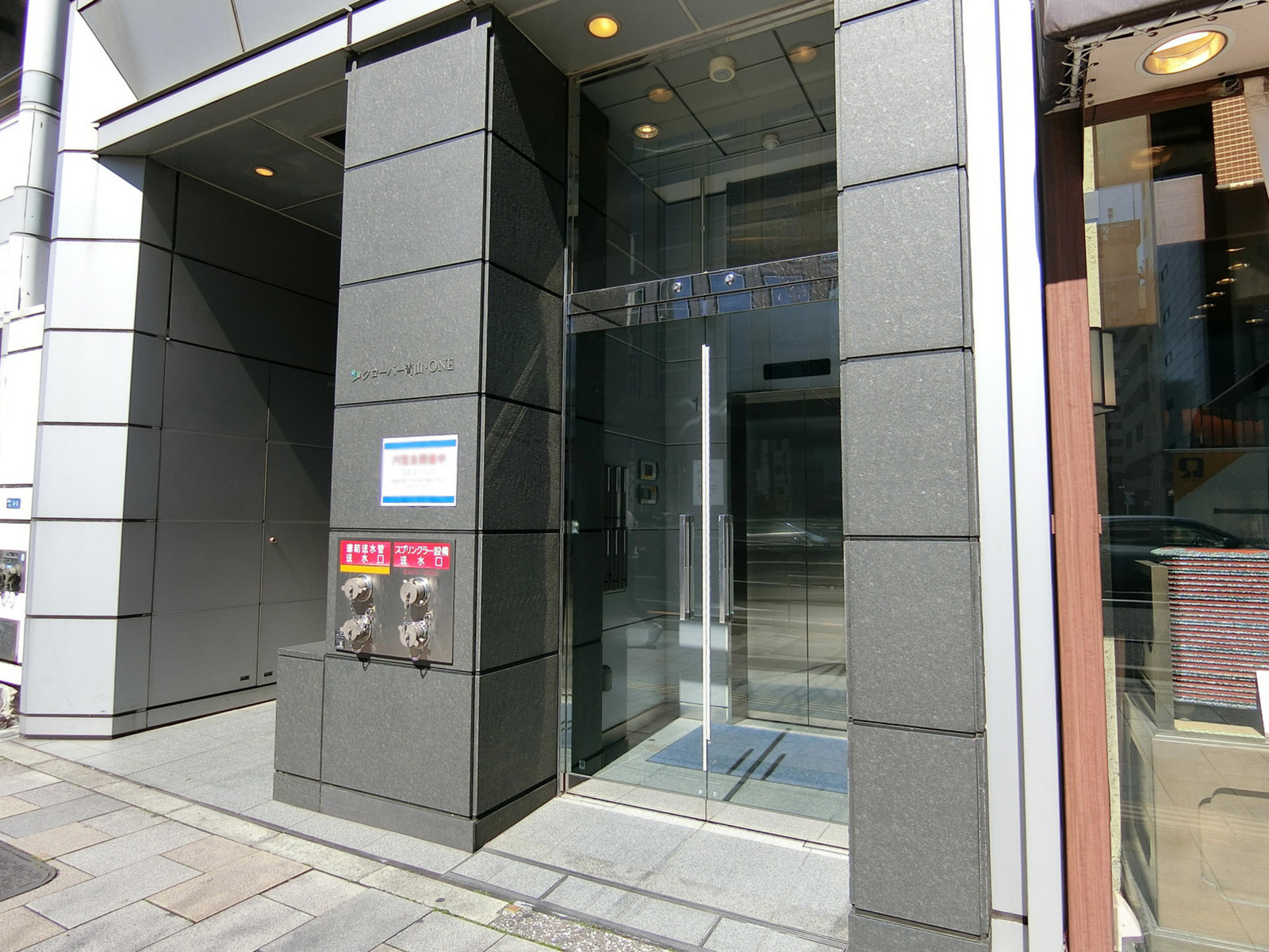 オフィスビル出入口