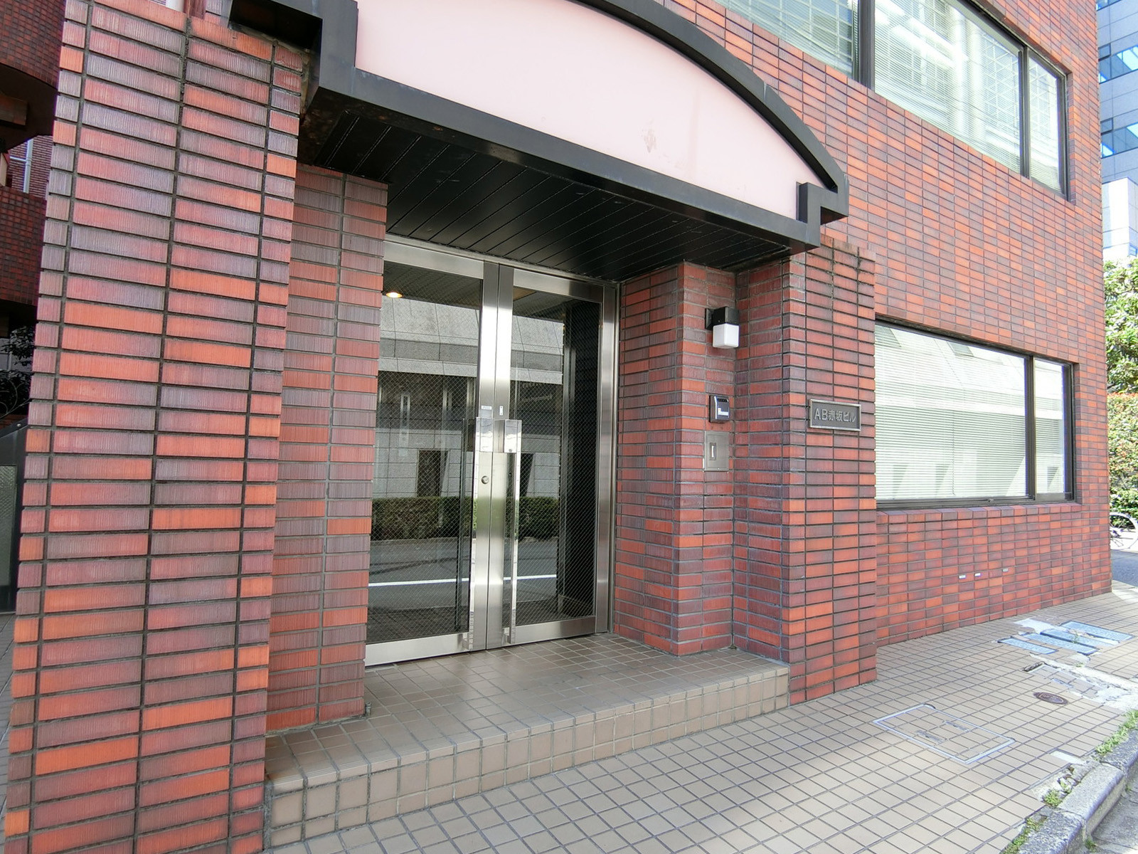 オフィスビル出入口
