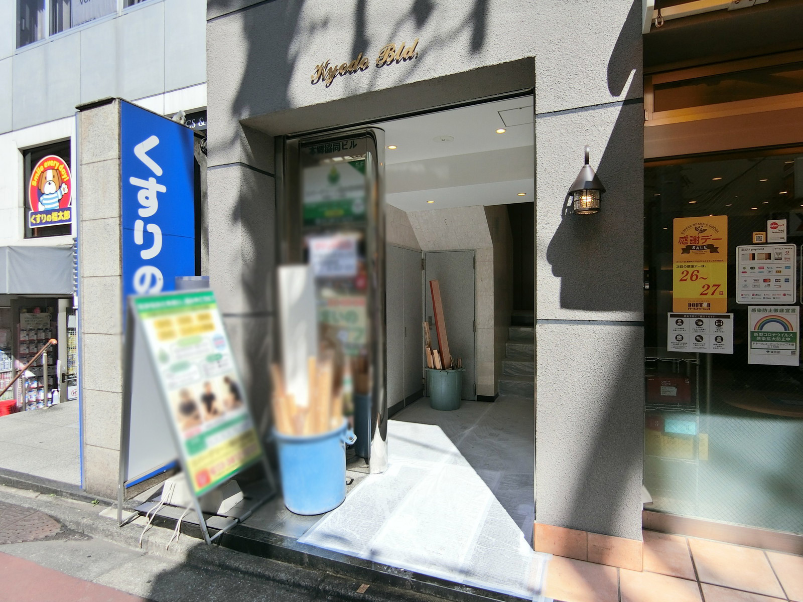 オフィスビル出入口