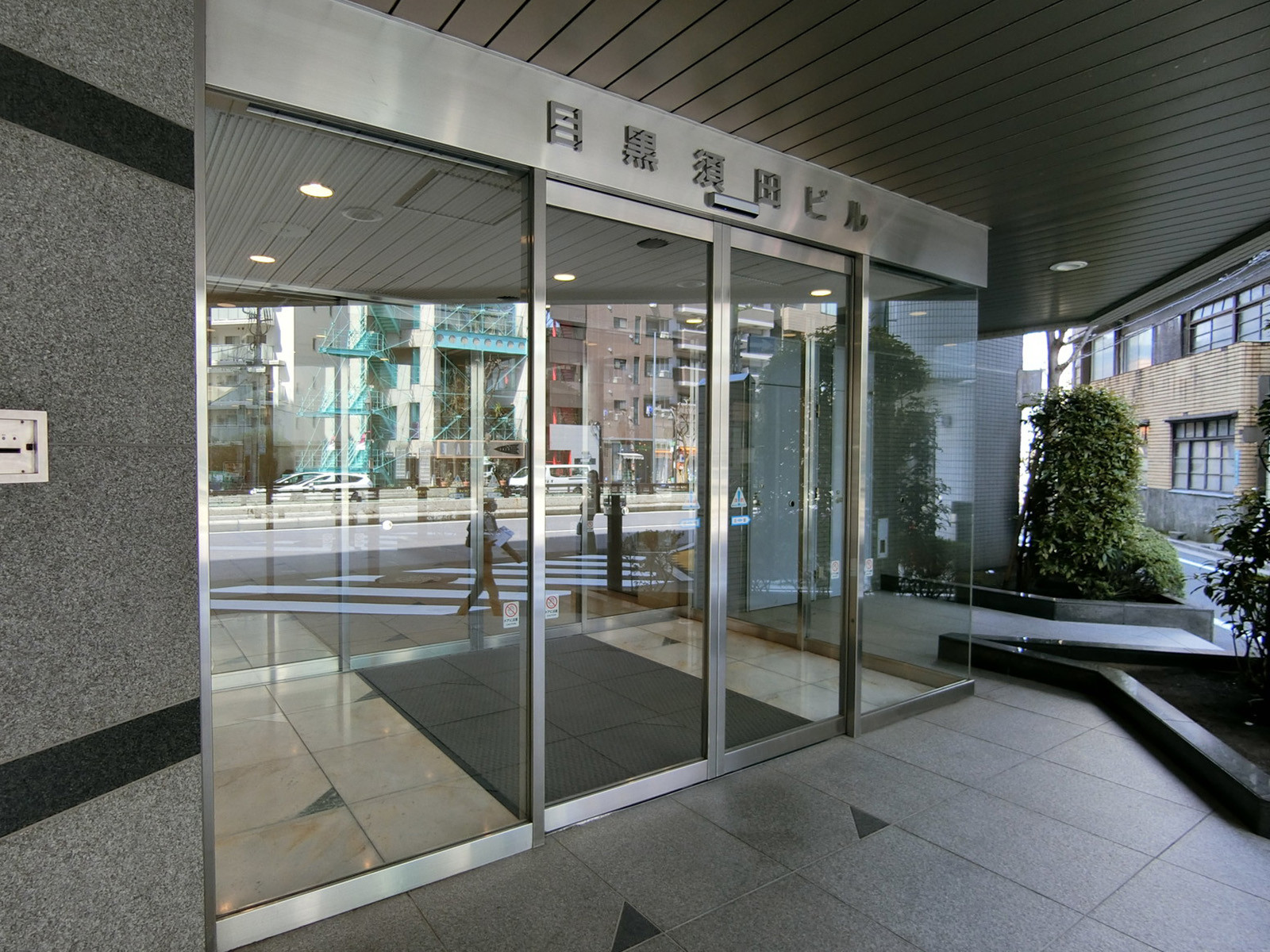 オフィスビル出入口