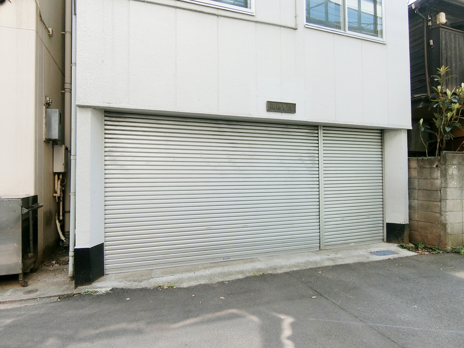 オフィスビル出入り口
