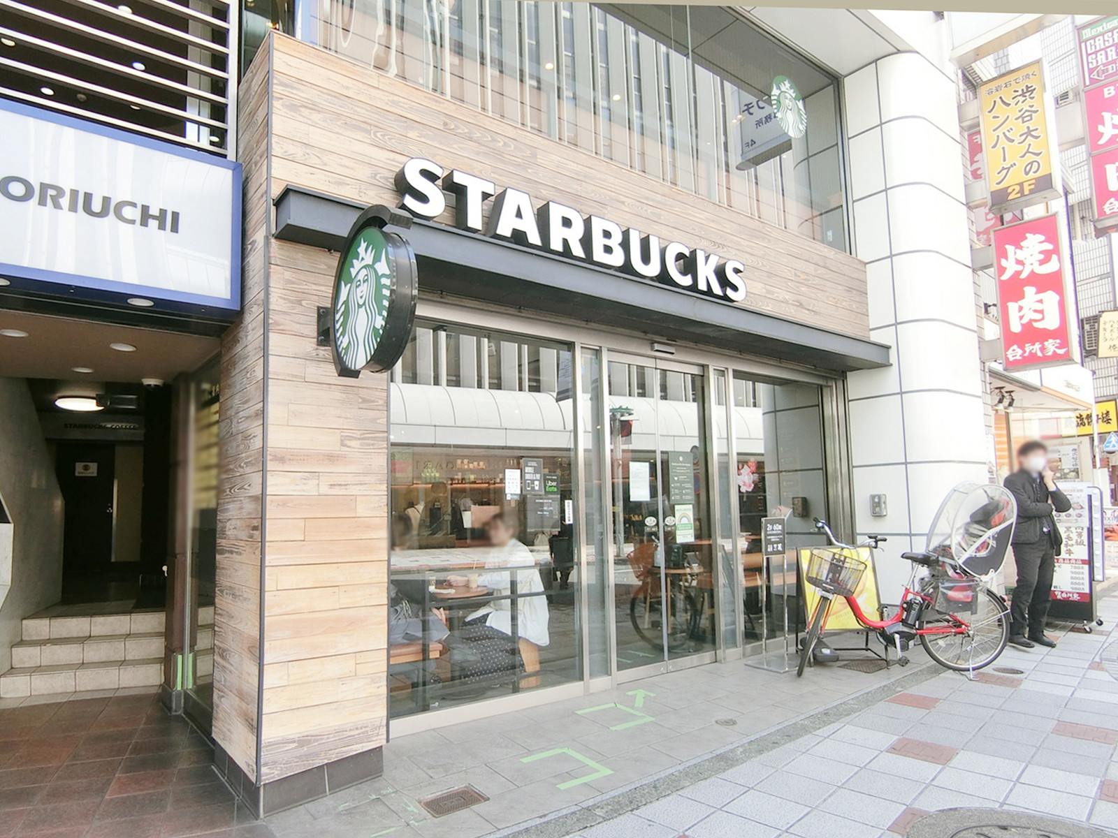 1階：スターバックス コーヒー