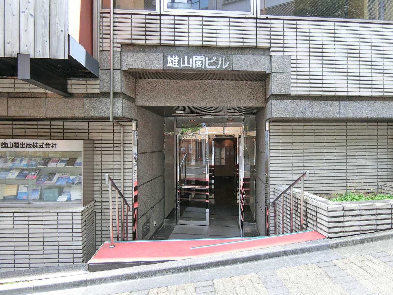 オフィス出入口