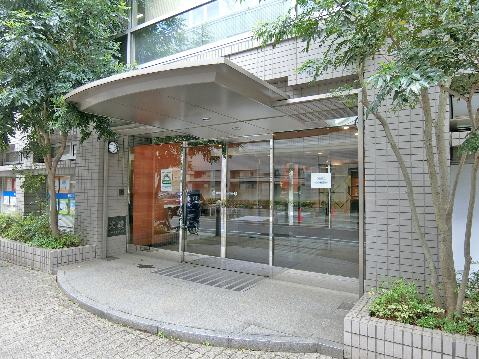 オフィスビル出入り口