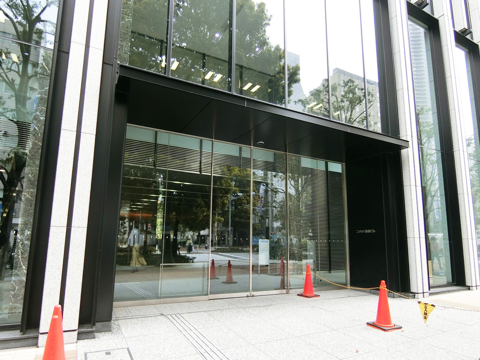 オフィスビル出入口