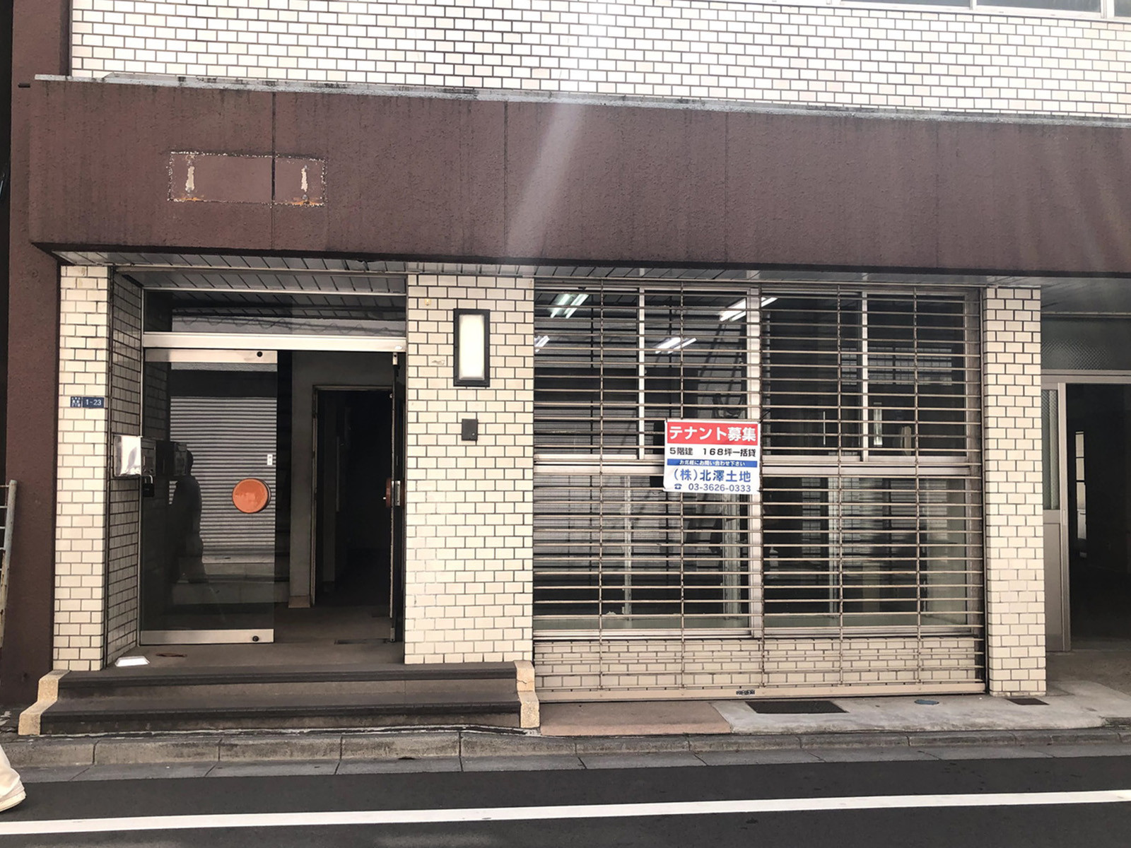 オフィスビル出入口